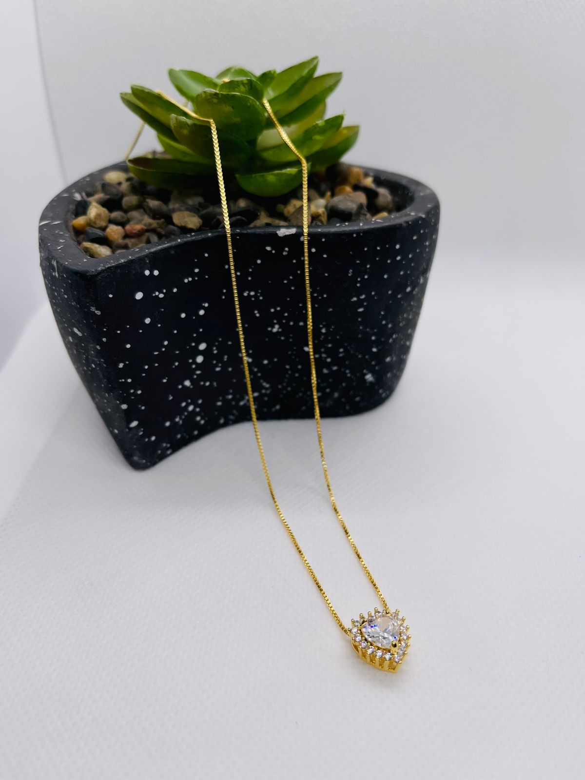 Gargantilha coração com pedras