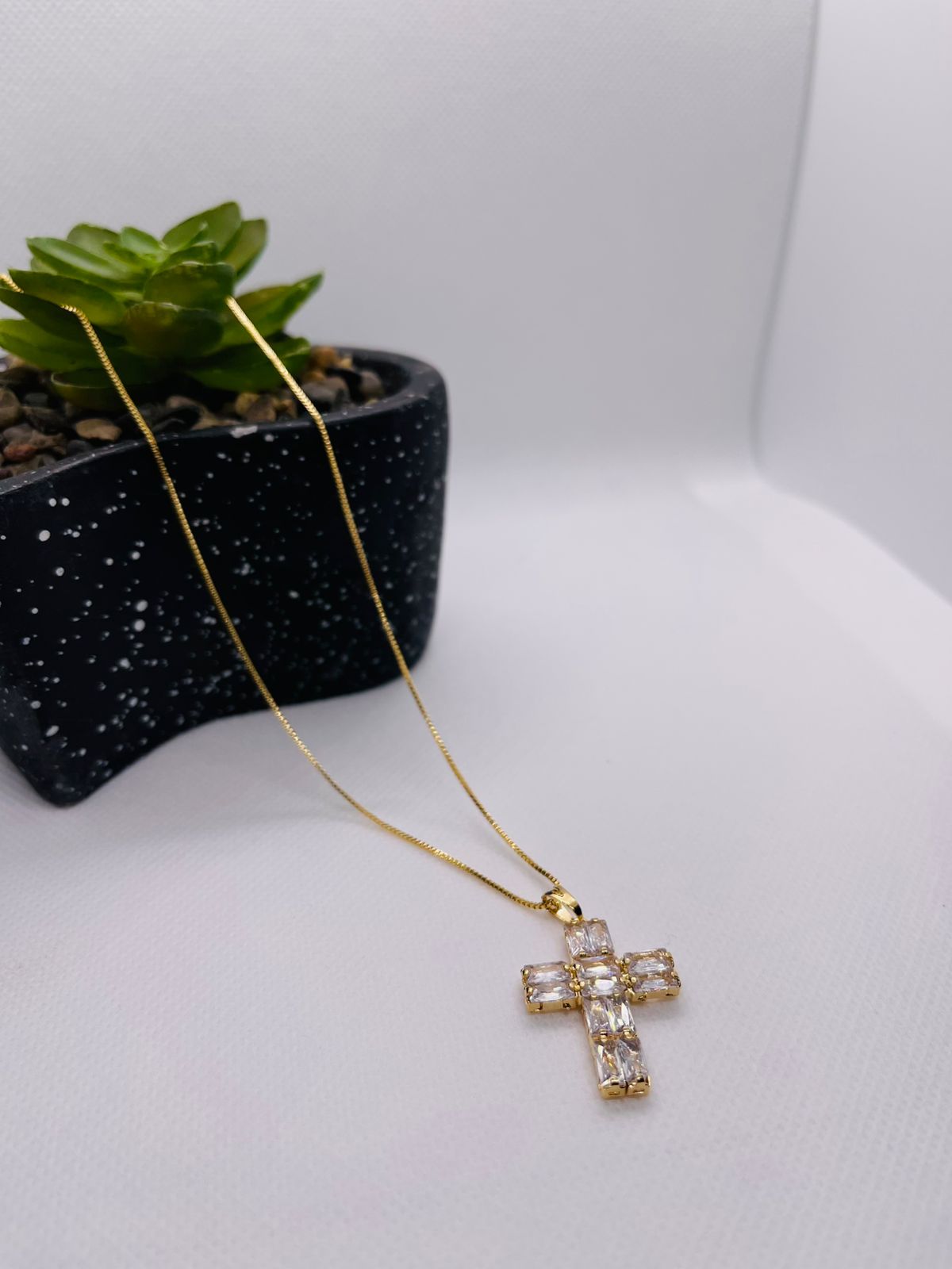 Gargantilha Crucifixo com Pedras