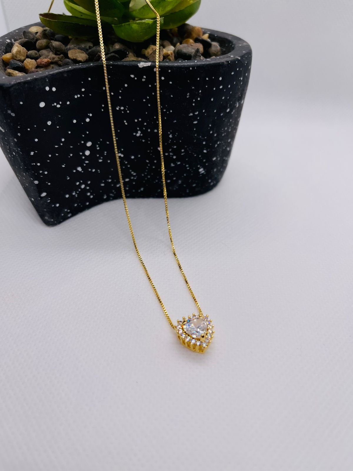 Gargantilha coração com pedras