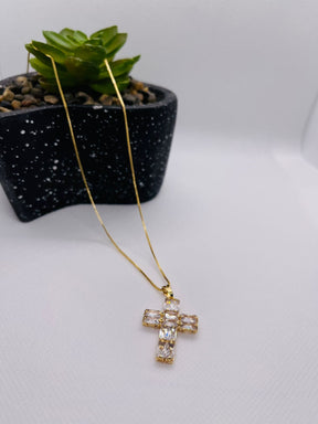 Gargantilha Crucifixo com Pedras 