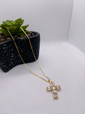 Gargantilha Crucifixo com Pedras 